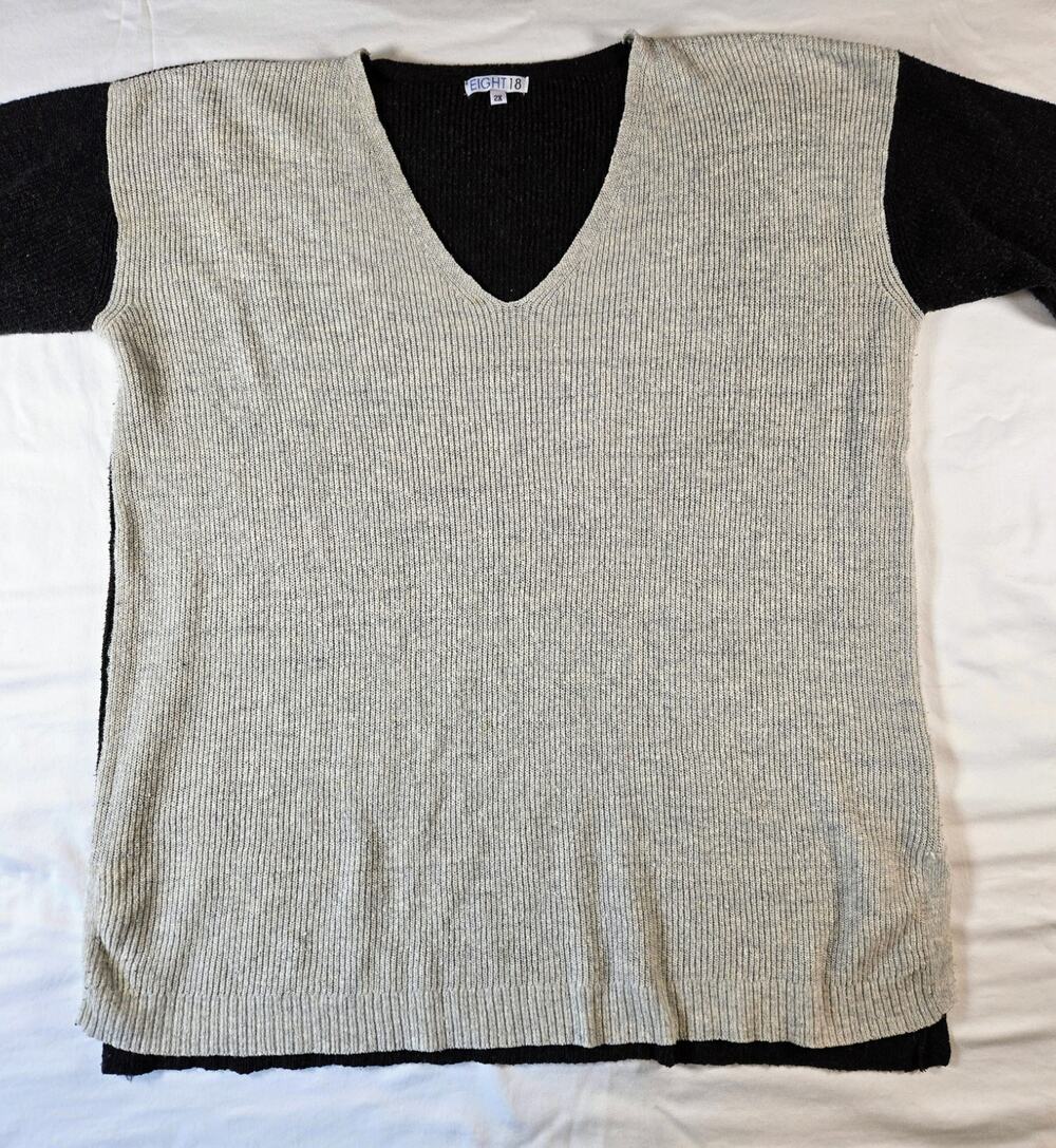EIGHT 18 Sweater Size 2X Colorblock Light/Dark Grey Easy Care Side Slits EUC